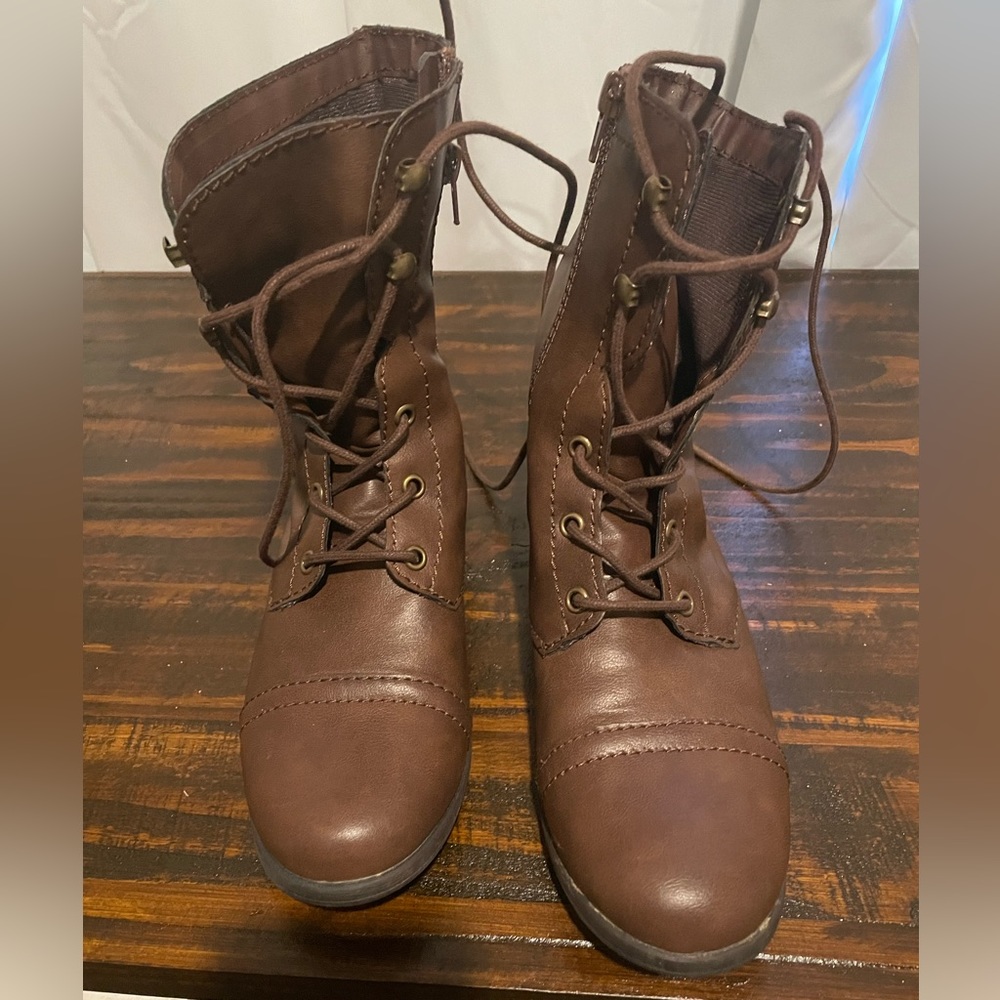 Combat boots